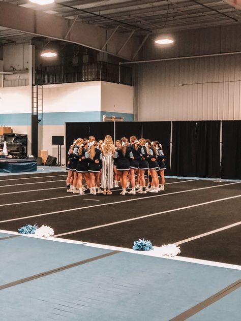 Cheer Poms Aesthetic, Cheer Gym Aesthetic, Cheer Practice Aesthetic, Cheer Asthetic Picture, Cheer Comp Aesthetic, Comp Cheer Aesthetic, Cheer Leader Aesthetic, Cheer Leading Aesthetic, School Cheerleading Aesthetic