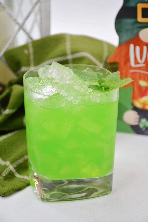 Emerald Sunrise Cocktail Green Drinks Alcohol, Green Alcoholic Drinks, Sunrise Drink, Green Cocktails, Green Alcohol, Sunrise Cocktail, Drink Recipies, Easy Alcoholic Drinks, Green Drink