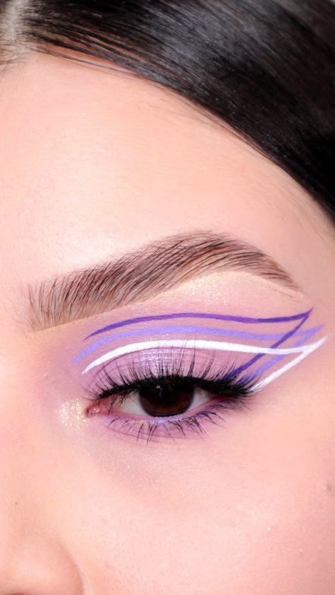 Color Eyeliner Makeup, White Eye Makeup, Purple Makeup Looks, Purple Eyeliner, Prom Eye Makeup, Purple Eye Makeup, Pride Makeup, White Makeup, White Eyeliner