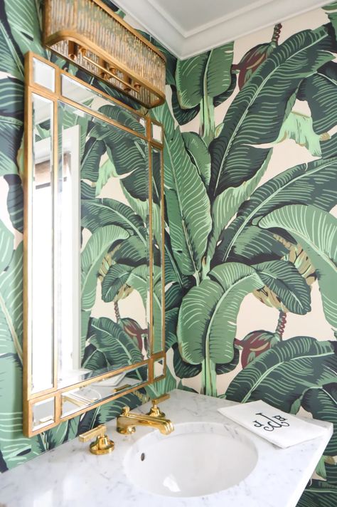 Tropical Bathroom, Cheap Ideas, Banana Leaf Wallpaper, Beverly Hills Houses, Beverly Hills Hotel, Tropical Wallpaper, Style Deco, Bathroom Wallpaper, Decor Guide