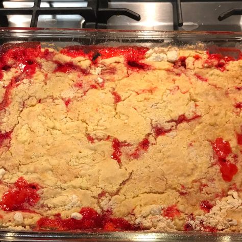 This quick and easy rhubarb dump cake is made with strawberries and is an excellent springtime dessert that's ready to eat in under an hour. Dump Desserts, Cake 2022, Strawberry Rhubarb Recipes, Strawberry Dump Cake, Rhubarb Dump Cakes, Peach Cobbler Dump Cake, Rhubarb Cobbler, Dump Recipes, Peach Dump Cake