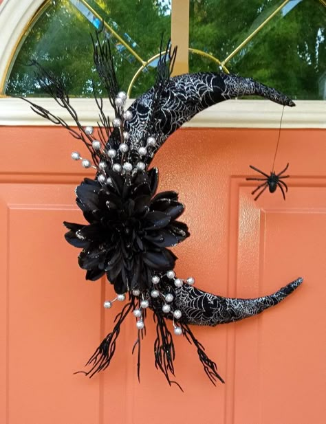 Crescent Moon Wreath, Moon Wreath, Halloween Mesh Wreaths, Holiday Wreaths Diy, Halloween Front Porch Decor, Homemade Halloween Decorations, Diy Halloween Wreath, Creepy Halloween Decorations, Easy Halloween Decorations