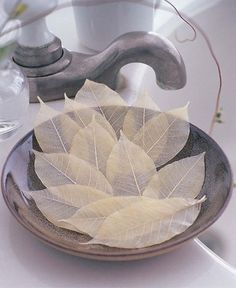 make handmade leaf soaps for your guests and impress them with your creativity.. #soap #tutorial Savon Diy, Săpunuri Handmade, Diy Leaves, Diy Kosmetik, Homemade Soap Recipes, Homemade Bath Products, Soap Packaging, Soap Recipes, Diy Soap