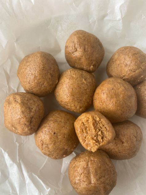 Gosh, I love protein balls. There are the easiest way to meal prep a satisfying and balanced snack. These snickerdoodle protein balls may just be the easiest protein balls I ever made. And trust me, I've made hundreds;) If you want a low effort, healthy snack that tastes like a snickerdoodle cookie, you're in the Quick Protein Balls, Sugar Cookie Protein Balls, Protein Snacks Savory, Snickerdoodle Protein Balls, High Protein Balls, Paleo Protein Balls, Italian Grinder Sandwich, Cookie Dough Vegan, Italian Grinder