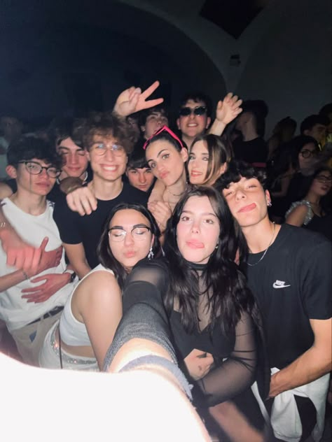 Group Of 15 Friends, 10 Person Friend Group, Disco With Friends, Huge Group Of Friends, 12 Friends Group, Group Photos Party, 8 Person Friend Group, Friends Photography Group Of, Group Of Girls Friends