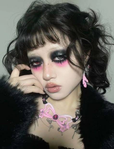 Easy Unique Makeup Looks, Funky Makeup Looks Eyeshadows, Colorful Emo Makeup, Hyperpop Makeup, Pastel Goth Makeup Looks, Cute Makeup Looks Colorful, Pretty Goth Makeup, Creepy Cute Makeup, Colorful Goth Makeup