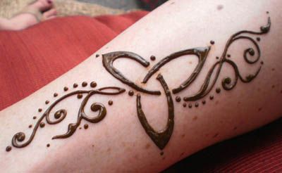 Henna Celtic Style Viking Henna Designs, Celtic Henna Designs, Summer Henna Ideas, Celtic Henna, Summer Henna, Lotus Henna, Tattoo Nail Art, Adorable Tattoos, Henna Design Ideas