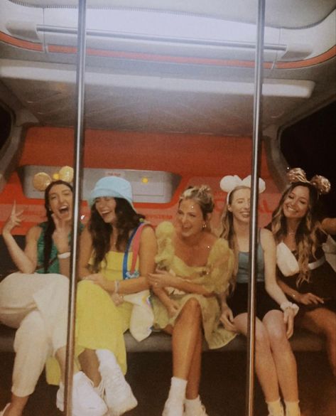 Disney Photo Spots, Disney Cast Member Aesthetic, Disney World Friends, Fairytale Vacation, Emily Enchanted, Disneyland Pics, Disney World Photo Ideas, Disney Bands, Disney World Aesthetic