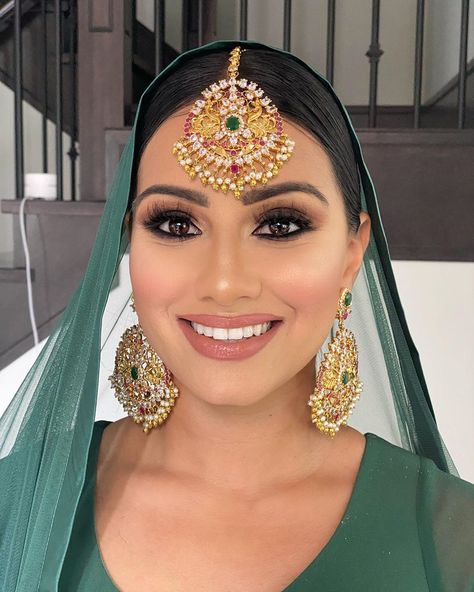 Punjabi Jaggo Makeup, Makeup On Pista Green Dress, Green Outfit Makeup Look Indian, Pista Green Lehenga Makeup Look, Green Suit Makeup Look Indian, Green Lehenga Makeup Look, Punjabi Makeup Looks, Trad Makeup, Makeup Looks Bridal