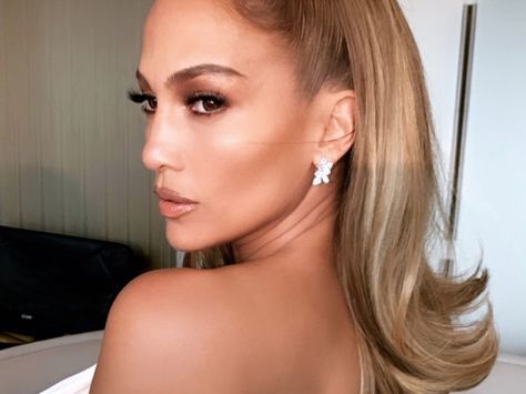 The Flip Hairstyle Is Making a Comeback Jlo Hair, Trendy We Fryzurach, 90s Hairstyles, Slick Hairstyles, Hair Flip, Penteado Cabelo Curto, Retro Hairstyles, Hair Updo, Short Blonde Hair