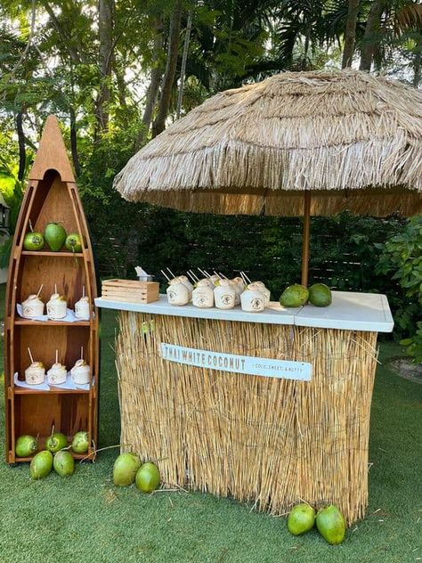 20 Hawaiian Birthday Party Ideas For Adults - Lady Celebrations Lake House Food Ideas, Hawaiian Birthday Party, Hawaiian Birthday, Lake Food Ideas Summer, Hawaii Party, Fiesta Tropical, Food Ideas Summer, Lake Food Ideas, Beach Themed Party