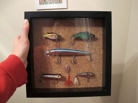 DIY: Fishing Lure Shadow Box (art for a fisherman...) Fishing Bedroom, Fishing Lures Display, Fishing Lures Art, Old Fishing Lures, Diy Fishing Lures, Diy Fishing, Fishing Room, Fishing Diy, Shadow Box Art