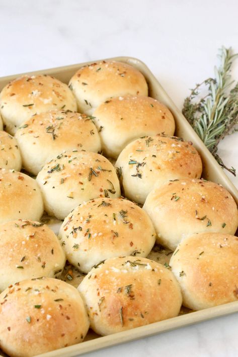 Easy and Delicious Garlic Herb Dinner Rolls Herb Yeast Rolls, Rhodes Garlic Rolls, Herb Dinner Rolls, Garlic Bread Rolls, Dinner Rolls Easy, Frozen Dinner Rolls, Frozen Dinner, Garlic Rolls, Recipes With Flour Tortillas