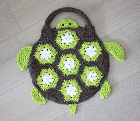 Crochet Sea Turtle Tote - Repeat Crafter Me Crochet Sea Turtle, Sac Granny Square, Repeat Crafter Me, Womens Crochet Patterns, Easy Crochet Patterns Free, Crochet Turtle, Granny Square Bag, Crochet Baskets, Bags Crochet