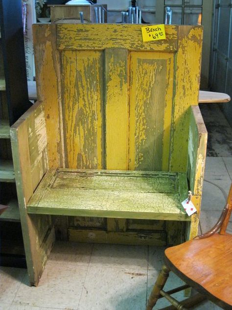 Door Chair Bench Out Of Old Door, Furniture Made Out Of Old Doors, Upcycle Door, Old Door Projects, Old Tables, Door Desk, Rustic Wood Furniture, Doors Repurposed, Wood Slice Art