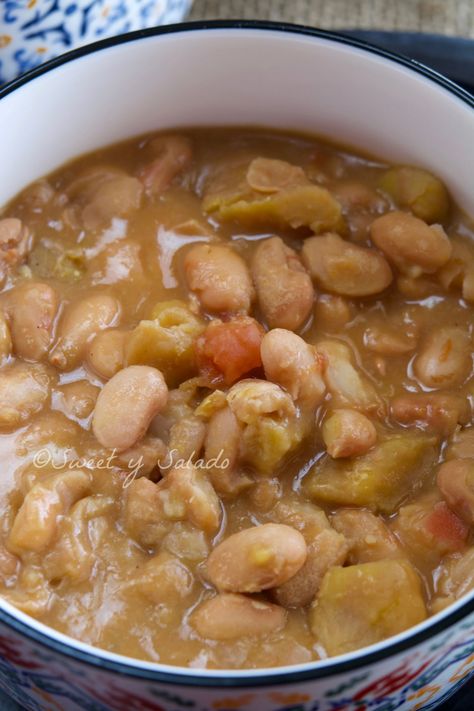 Colombian Beans With Hogao (Onion and Tomato Sauce) Colombian Beans, Pressure Cooker Beans, Columbian Recipes, Pinto Bean Recipes, Cranberry Beans, South American Recipes, Quick And Easy Soup, Colombian Food, Cuban Recipes