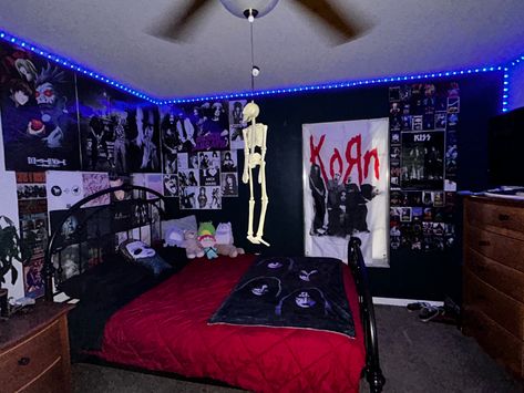 Room Ideas For Metalheads, Emo Rooms Bedrooms, Slipknot Themed Bedroom, Mall Goth Room Ideas, Emo Room Design, Heavy Metal Room Ideas, Black Metal Room Aesthetic, Metalhead Bedroom Ideas, Mallgoth Bedroom