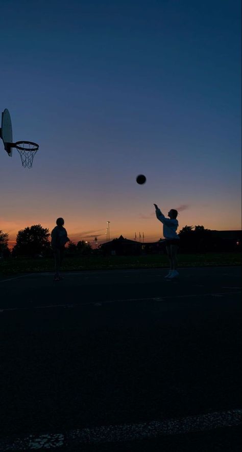 Basketball Sunset Aesthetic, Basketball Aesthetic Sunset, Pickup Basketball Aesthetic, Summer Basketball Aesthetic, Basketball Girl Wallpaper, Wallpaper Aesthetic Basketball, Basketball Photography Aesthetic, High School Basketball Aesthetic, Aesthetic Basketball Pictures