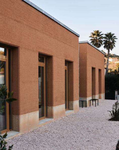 ¿Una casa de adobe en el Mediterráneo? Existe, y está en el sur de Francia | Architectural Digest España Rammed Earth Homes, Mud House, Rammed Earth, Indoor Pets, Earth Homes, Desert Homes, Natural Building, Organic Architecture, House Wall