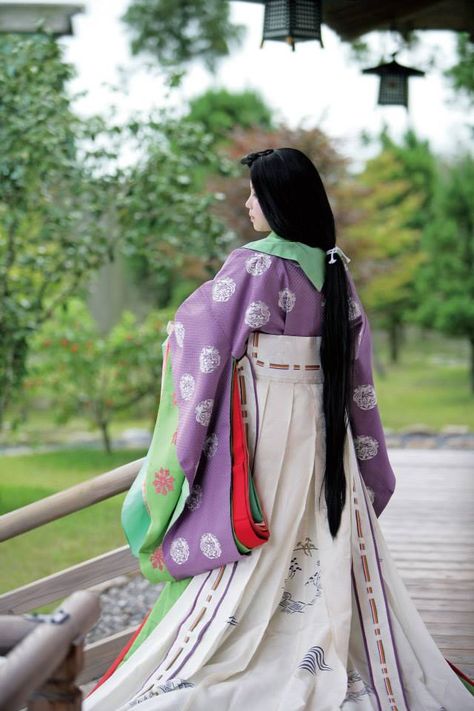 A woman dressed in junihitoe. Heian Period Clothing, Moda Kimono, Heian Era, Japanese Costume, Kimono Japan, Heian Period, Japanese Clothing, Court Dresses, Japanese Dress