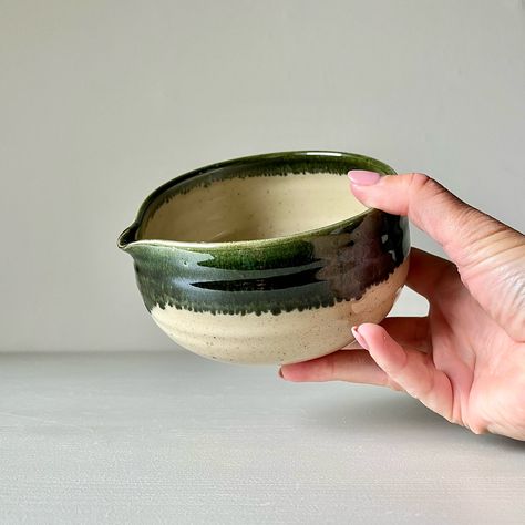 These matcha bowls are a bit bigger than the ones I usually make. Actually, the size of my matcha bowls changes all the time because I like to create them based on how I’m feeling at the moment. This constant change is part of what makes making matcha bowls so much fun for me. 🌿 I only have one left, so check it out on my website! Matcha Bowl Pottery, Making Matcha, Matcha Milk, Matcha Set, Sun Burn, Diy Bowl, Matcha Bowl, Matcha Powder, Metal Straws