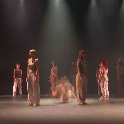 Contemporary Dance Performance, Dance Company Aesthetic, Lyrical Dance Aesthetic, Dance Performance Aesthetic, Baile Aesthetic, Modern Dance Aesthetic, Contemporary Dance Aesthetic, Dancer On Stage, Contemporary Dance Outfits