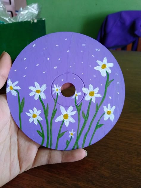 Cd Painting Ideas, Cd Crafts Diy, Cd Idea, Painted Records, Cd Wall Art, Vinyl Art Paint, Cd Wall, Cd Diy, Vinyl Disc