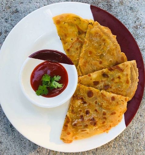 Gourmet Plating, Aloo Paratha, Middle East Food, Vegetarian Indian, Gujarati Recipes, Chapati, Tasty Bites, Indian Food Recipes Vegetarian, Indian Recipes