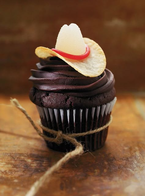 Cupcakes Bonitos, Cowboy Cupcakes, Cowboy Birthday Party, Cupcake Stands, Western Party, Cowboy Birthday, Cowgirl Party, Cowboy Party, Chocolate Icing