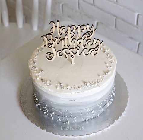 Grey Cake Aesthetic, Silver And White Birthday Cake, White Bday Cake Aesthetic, Cake Silver Birthday, Silver Bday Cake, White And Silver Cake, White Cake Design, Silver Birthday Cake, Modern Birthday Cakes