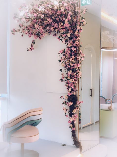 Artificial flower Beauty Salon Flower Decor, Flower Wall Arrangements Diy, Faux Flower Wall Art, Artificial Flowers Wall Decor, Artificial Flower Wall Bedroom, Faux Flower Wall Decor, Hair Salon Backdrop Ideas, Indoor Flower Wall, Flower Wall Living Room