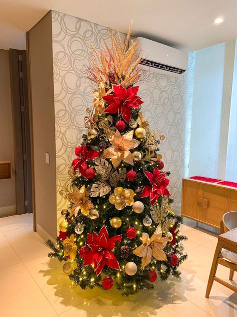 How To Decorate Christmas Tree, Poinsettia Christmas Tree, Elegant Christmas Tree Decorations, Christmas Tree Inspo, Red And Gold Christmas Tree, Christmas Tree Decorating Themes, Elegant Christmas Trees, Creative Christmas Trees, Christmas Tree Decorations Diy