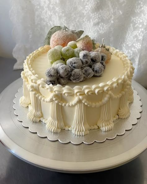 99 on Instagram: "Decorating with frosted fruits- a style that dates back to Victorian times 🍇 Inside, layers of angel-soft chocolate chiffon, whipped ganache, and whipped cream. It was a miracle the cake was able to hold up the decoration on top 🫣" Frosted Bundt Cake, Square Layer Cake, Mousse Cake Design, Victorian Desserts, White Chocolate Cake Decoration, Whipped Cream Cake Design, Cake With Fruit On Top, White Cake Decoration, Artistic Wedding Cake