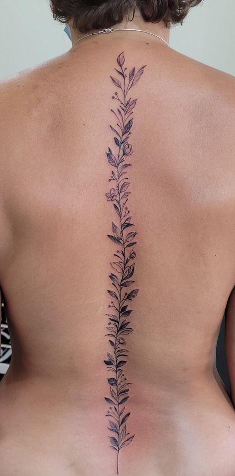 Spin Tattoo Ideas, Spin Tattoo, Cool Little Tattoos, Girl Spine Tattoos, Beautiful Back Tattoos, Feminine Back Tattoos, Flower Spine Tattoos, Spine Tattoo Ideas, Lavender Tattoo