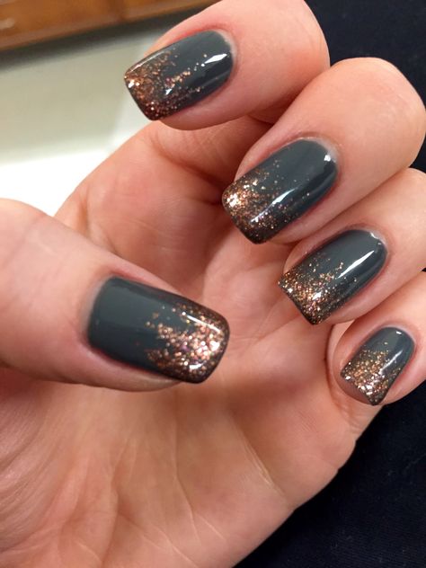 Gray Nails With Gold Glitter, New Years Nail Designs White And Gold, Gray Nail Dip Ideas, Grey And Copper Nails, Grey Ombre Nails Short, Black Gray Sparkle Nails, Gray And Rose Gold Nails, Grey And Gold Nails Ideas, Dark Gel Nails Ideas