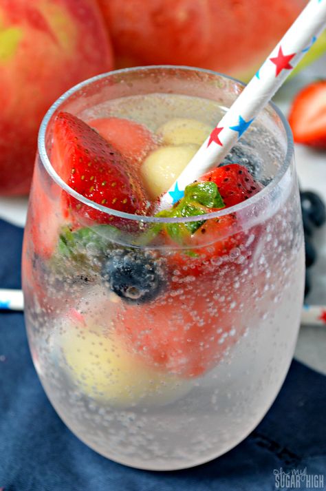 Patriotic Tonic: Fruit Infused Sparkling Water - A perfect healthy drink for summer! Sparkling Water Drinks, Patriotic Drinks, Fourth Of July Drinks, Amazing Drinks, Infused Waters, Happy Juice, Fruit Infused Water, Fourth Of July Food, Healthy Drink