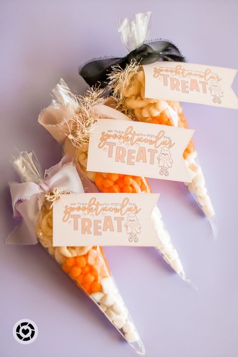 Candy corn. Halloween favors. Class gifts. Easy Halloween party diy. Candy Corn Goodie Bags, Pre K Halloween Goodie Bags, Candy Corn Treat Bags, School Halloween Treats Bags, Halloween Class Treats For Kids, October Teacher Treats, Candy Corn Gift Ideas, Halloween Classroom Treats Non Candy, Candy Corn Diy Craft Ideas