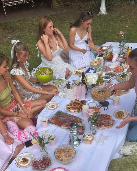 Back garden picnic party. #gardenparty #picnicideas #picnicfoodideas #aesthetic #summeraesthetic #friends #cottagecore #birthdaypartyideas #matildadjerf #food #diyideas #diy Backyard Picnic Party Aesthetic, Aesthetic Picnic Birthday Party, Garden Party Cottagecore, Garden Party 21st Birthday, Garden Picnic Birthday Party, Picnic Summer Aesthetic, Pastel Picnic Aesthetic, Floral Picnic Aesthetic, Fancy Picnic Party