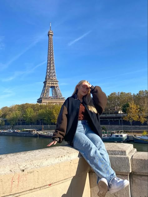 View of the Eiffel Tower from the Seine River in Paris. Photos With Eiffel Tower, Eiffel Tower Instagram Pictures, How To Pose In Paris, Poses In Front Of Eiffel Tower, Pose In Paris, Poses Eiffel Tower, Pictures To Take In Paris, Paris Photo Inspiration, Girl In Paris Aesthetic