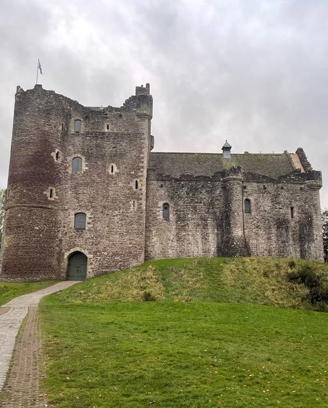 The Doune Castle “Monty Python and the Holy Grail”, the Scottish highlands, Glenfinnan Viaduct and the Jacobite Steam Train “Harry Potter”, a highland cow, Edinburgh Castle and the Royal College Of Surgeons Musuem. Scotland it’s been a wee joy🏴󠁧󠁢󠁳󠁣󠁴󠁿🥃 Doune Castle, Jacobite Steam Train, Glenfinnan Viaduct, Edinburgh Castle, Steam Train, Monty Python, Steam Trains, Holy Grail, Scottish Highlands