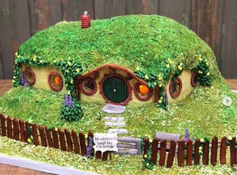 gingerbread house www.gingerbreadjournal.com Hobbit Gingerbread House, Hobbit House, Fairy House, Cake Inspiration, Gingerbread House, The Hobbit, Tree House, Christmas Fun, Gingerbread