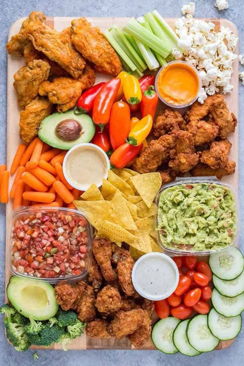 Chicken Wing Platter, Lunch Ideas With Chicken, Wing Platter, Thanksgiving Snacks, Fingerfood Party, Snack Platter, Charcuterie Inspiration, Party Food Platters, Charcuterie And Cheese Board