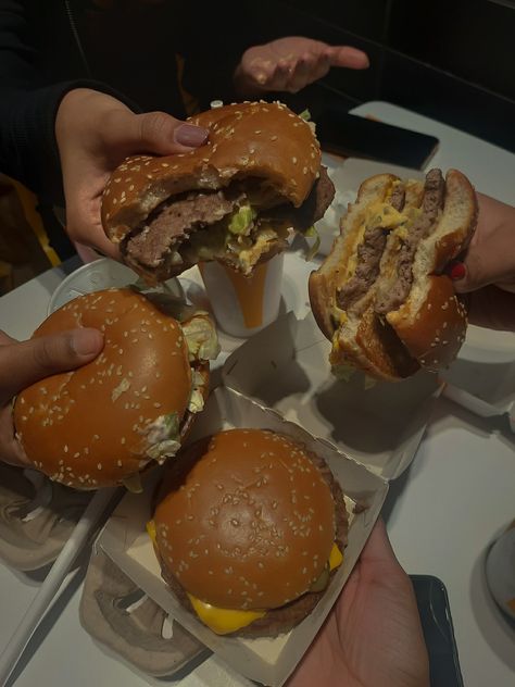 Fast Food Aesthics, Burger Night Aesthetic, Burger Place Aesthetic, Burger Restaurant Aesthetic, Burger Asthetic Picture, In And Out Burger Aesthetic, Food Night Aesthetic, Aesthetic Takeout, Burgers Aesthetic