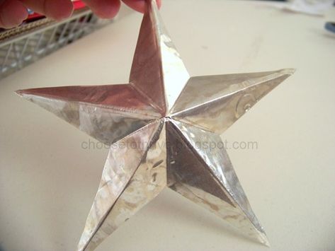 Make rustic tin stars from foil cake pans Diy Stars, Hope Decor, Metalworking Projects, 3d Stars, Soda Can Crafts, Aluminum Can Crafts, Tin Star, Tin Can Crafts, Dekor Diy