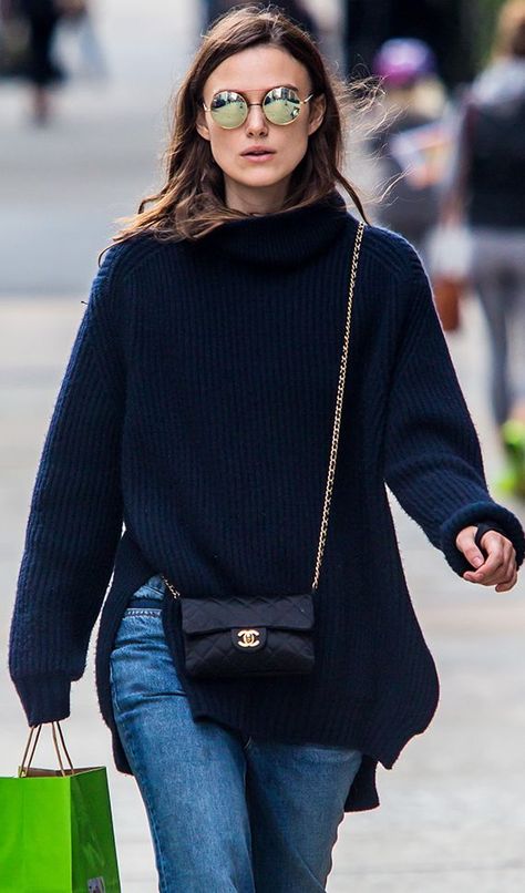 Keira Knightley By Purse Blog Chanel Mini Classic Flap Crossbody Bag Fall Street Style Inspo Keira Knightley Style, Chanel Street Style, Chanel Mini Flap Bag, Chanel Crossbody, Street Style Bags, Mini Classic, Chanel Mini, Keira Knightley, Celebrity Street Style