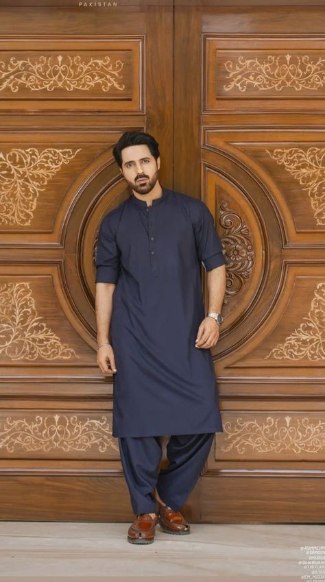 Khan Dress Kurta For Men, Pakistani Kurta Designs For Men, Gents Dress, Pakistani Kurta Designs, Muslim Men Clothing, Pathani For Men, Niqabi Girl, Fawad Khan, Sherwani For Men Wedding