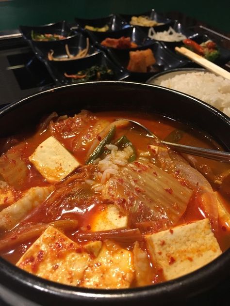 Korean Eating Food, Delicious Korean Food, Kimchi Aesthetic, Home Made Kimchi, Kimchi Jigae Recipe, Korean Food Aethstetic, Korean Food Cooking, Cooking Korean Food, Kimchi Food