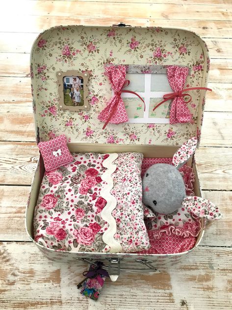 Suitcase Dolls House Tutorial Doll Suitcase, House Tutorial, Altoid Tin, Mint Tins, Fabric Toys, Little Pigs, Rag Dolls, Decoupage Paper, Tree Crafts