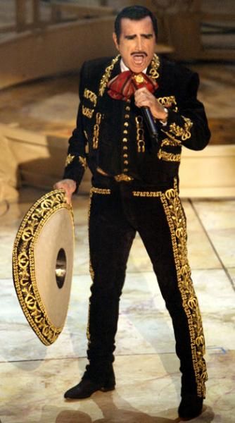 My mom's all time fav-vicente fernandez - Google Search Mexican Traditional Clothing, Mariachi Outfit, Mexican Pictures, Mariachi Suit, Charro Outfit, Cowboy Painting, Charro Suit, Spanish Coffee, Mexican Music