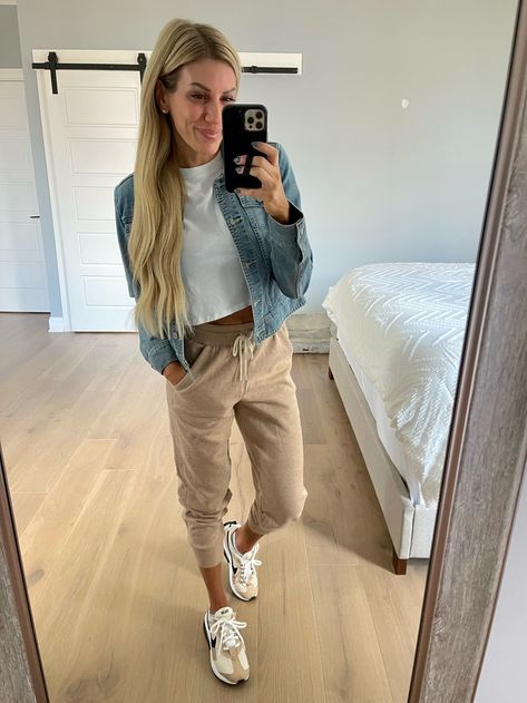 Womens Khaki Joggers Outfit, Jogger Slacks Outfit Women, Beige Joggers Outfit Women Casual, Women’s Joggers Outfit, Fleece Joggers Outfit Woman, High Waisted Joggers Outfit, Jean Jogger Outfits Women, Khaki Joggers Outfit, Cream Joggers Outfit Women